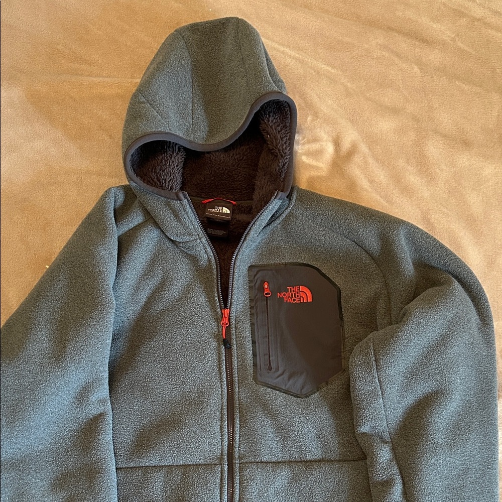 🔥The North Face Gray Hooded Fleece Jacket with Contrast Chest Pocket🔥
